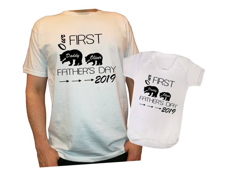 Unser Erster Vatertag Papa Baby T-Shirt Weste 1.t-Shirt - Bär Design von PrettyLittleCustoms1