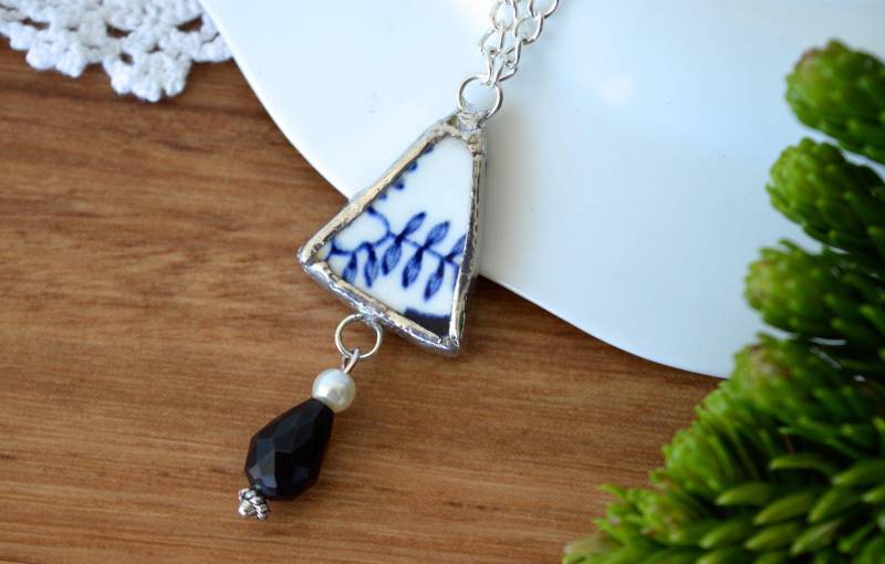 Florale Halskette, Blaue Vintage Keramik Porzellan China Geschenke Für Sie, Hochzeitsgeschenk Florale Halskette, Blaue Vintage Keramik Porzellan China Geschenke Für Sie, Hochzeitsgeschenk von PrettyLittleVintagCo