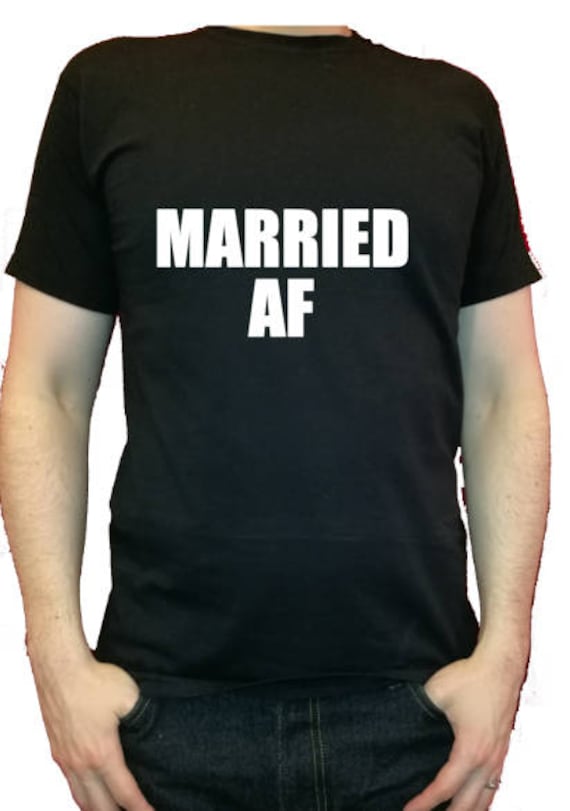 Mens Married Af Print Spruch T-Shirt Ehemann Hochzeit Flitterwochen Lustiger Witz Jahrestag Geschenkidee von PrettyLittleWedding1