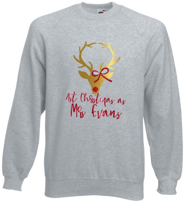 Personalisierte Erste 1. Weihnachten Als Frau | Ihr Name Rentier Glitter Braut Funkeln Print Sweatshirt Pullover Verheiratet von PrettyLittleWedding1