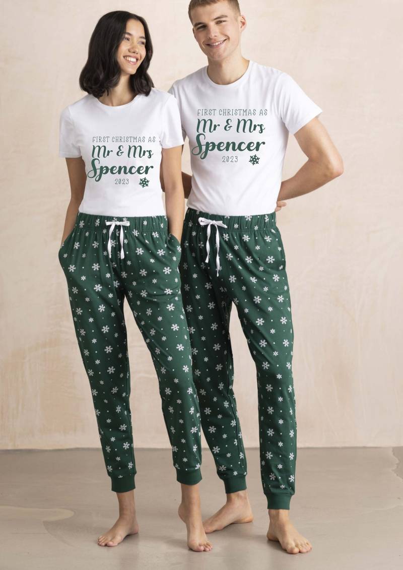 Personalisierte Erste Weihnachten Xmas As Mr & Mrs Passender Zwillingspaare Pyjama Hochzeit Verheiratet Set Ihr Name - Grüne Schneeflocken von PrettyLittleWedding1