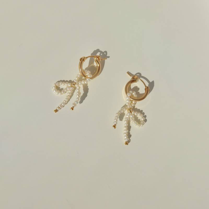 Ciara Perlen Schleife Creolen - Band Ohrringe Draht Gewickelt Mit Schleifen Anhänger Gold Knoten Geschenk Für Sie von PrettyPearlfect
