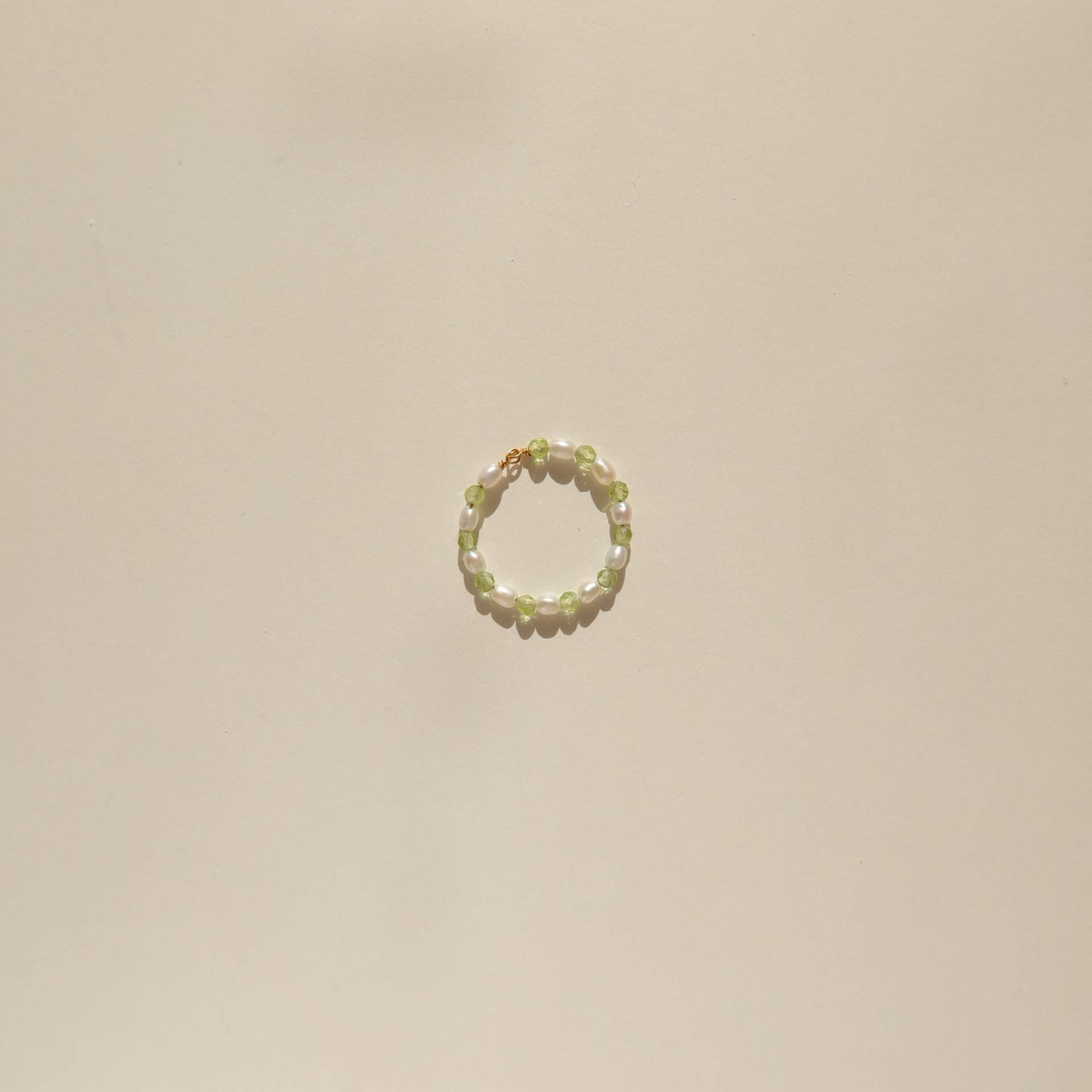 Peridot Und Perlen Ring - Kristallperlen Zierliche Mini Band August Birthstone Stapelbarer Peridot Und Perlen Ring - Kristallperlen Zierliche Mini Band August Birthstone Stapelbarer von PrettyPearlfect