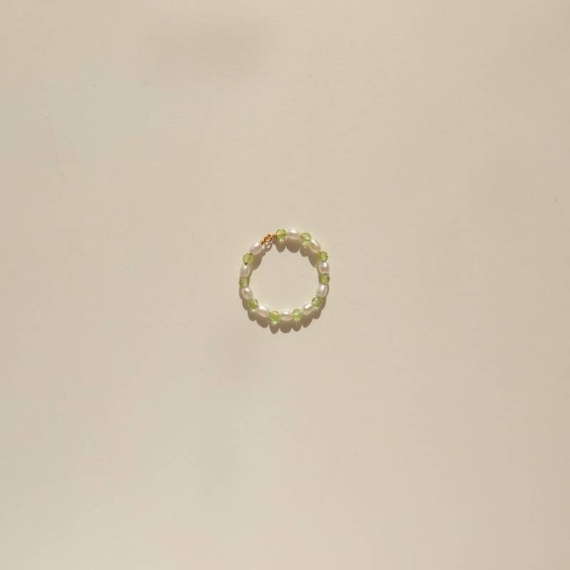Peridot Und Perlen Ring - Kristallperlen Zierliche Mini Band August Birthstone Stapelbarer von PrettyPearlfect