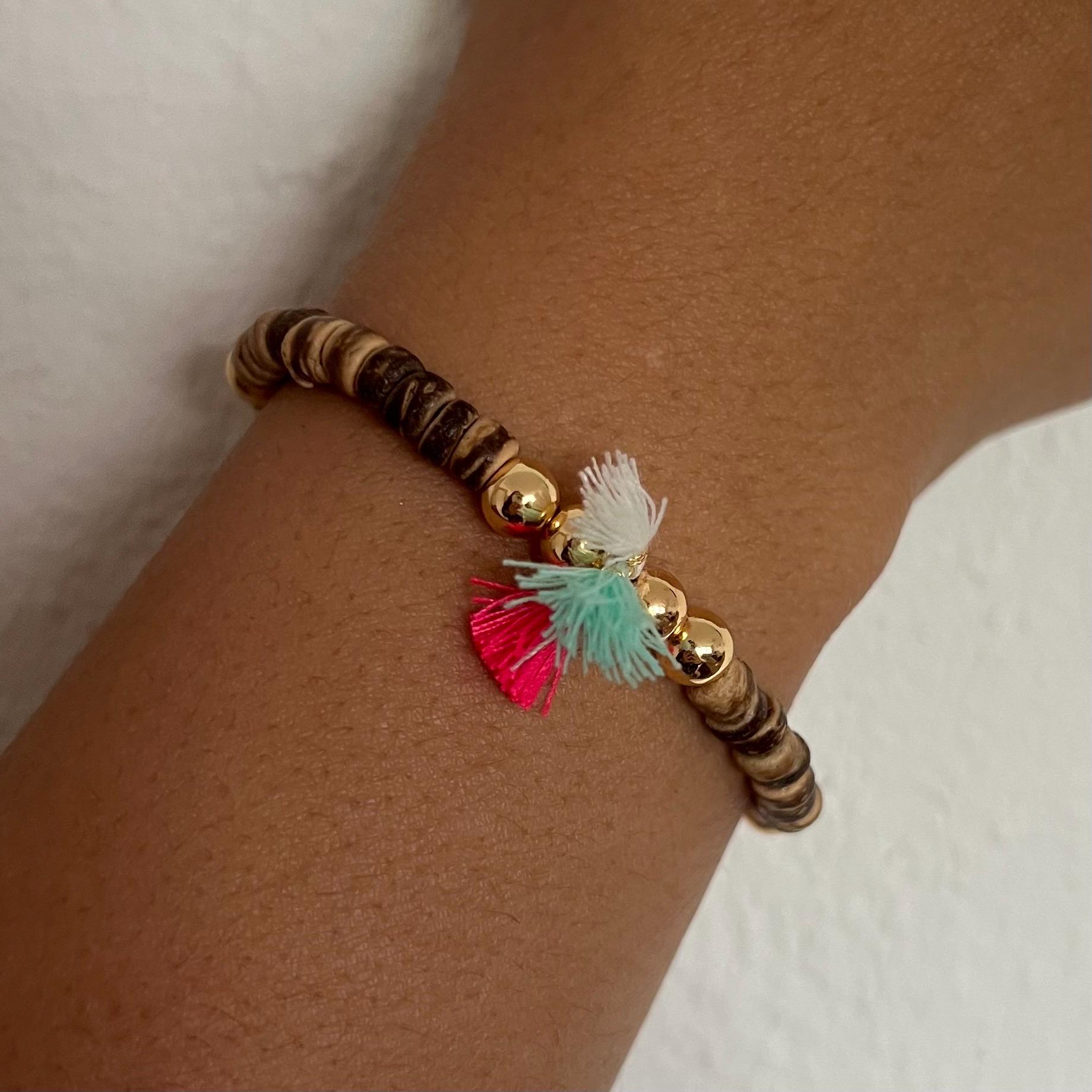 Indigo | Armband Aus Kokos Perlen, 14K Gold Perlen Und Mit Bunten Quasten von PrettyPearlyDE