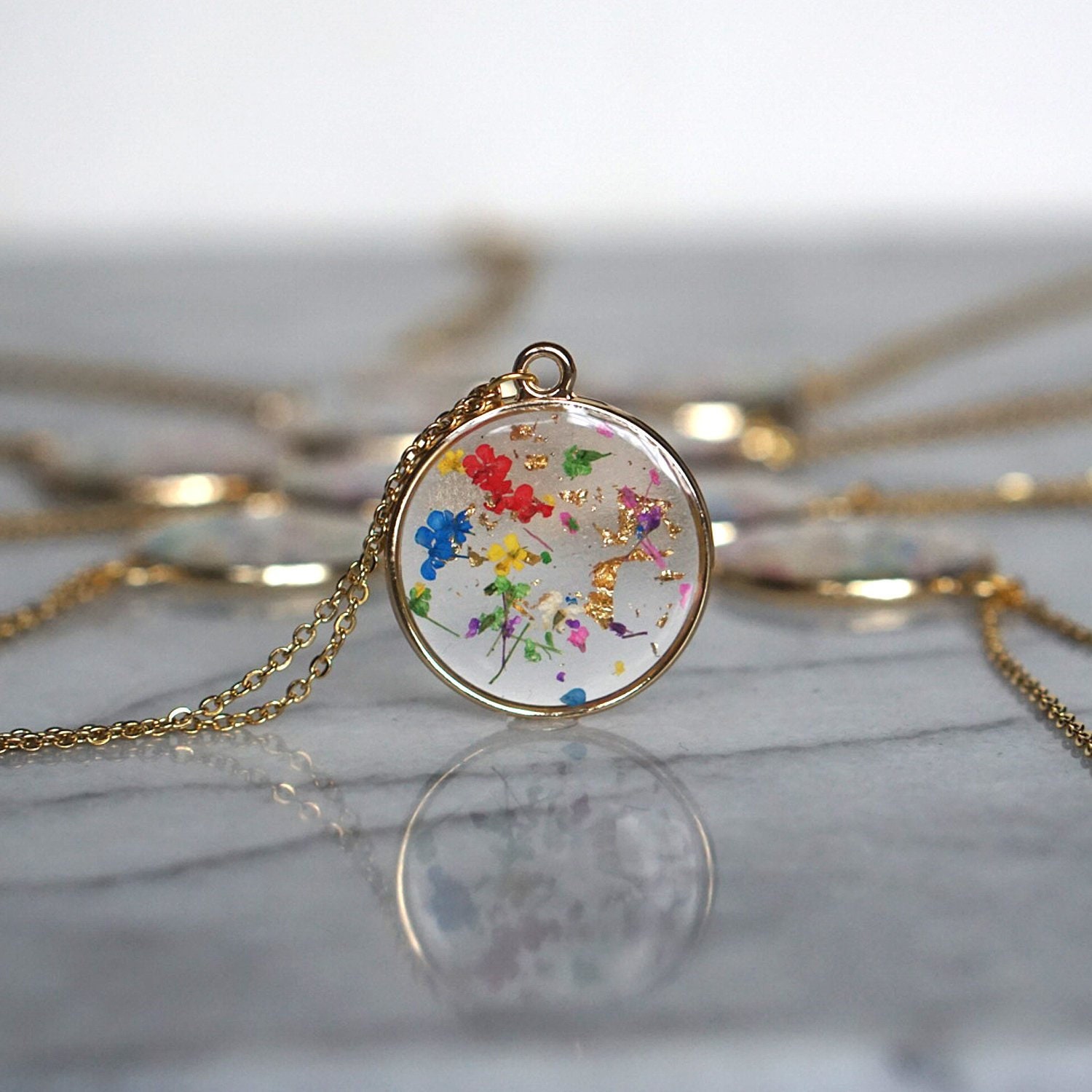 Blume Konfetti-Harz-Halskette, Schmuck, Echte Blume, Queen Anne Spitze Und Blattgold Blume Konfetti-Harz-Halskette, Schmuck, Echte Blume, Queen Anne Spitze Und Blattgold von PrettyPickle