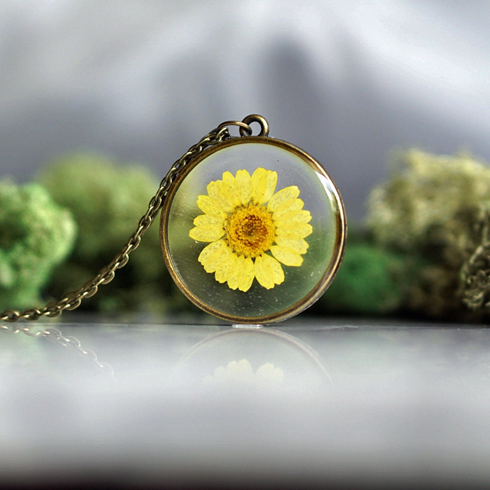 Echte Blume Halskette, Gelbe Chrysantheme, Schmuck, Gepresste Flor Anhänger, Antike Bronze Echte Blume Halskette, Gelbe Chrysantheme, Schmuck, Gepresste Flor Anhänger, Antike Bronze von PrettyPickle