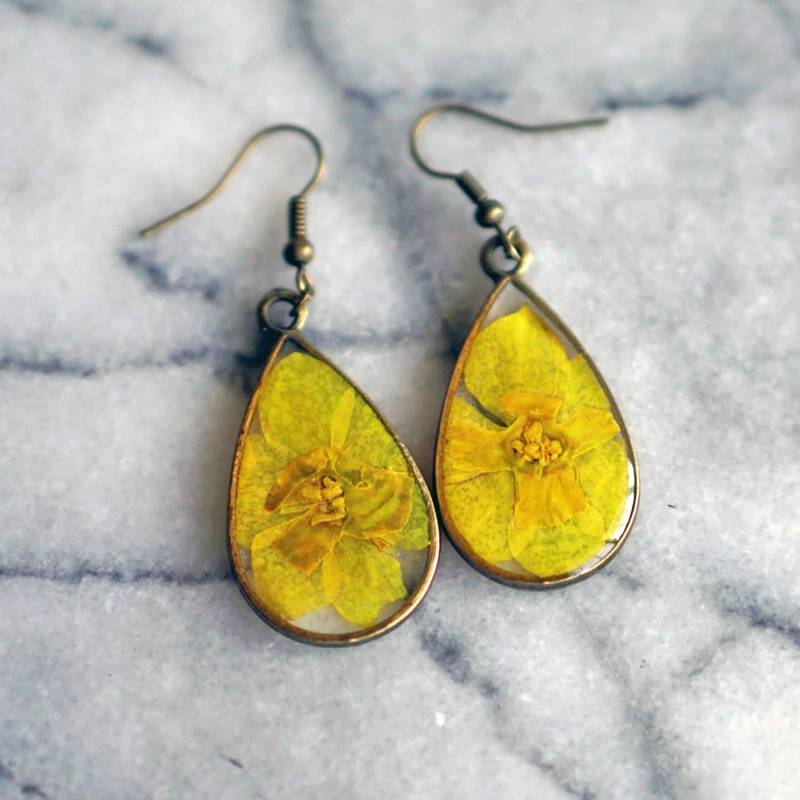 März Geburtsblumen Ohrringe, Narzisse Teardrop Geburtsblumengeschenk, Schmuckset, Echte Blumen Schmuck März Geburtsblumen Ohrringe, Narzisse Teardrop Geburtsblumengeschenk, Schmuckset, Echte Blumen Schmuck von PrettyPickle