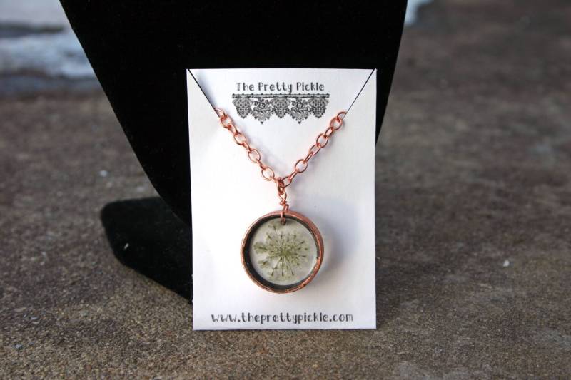 Queen Anne's Lace Blumenhalskette, Resin Echte Gepresster Blumenschmuck Queen Anne's Lace Blumenhalskette, Resin Echte Gepresster Blumenschmuck von PrettyPickle