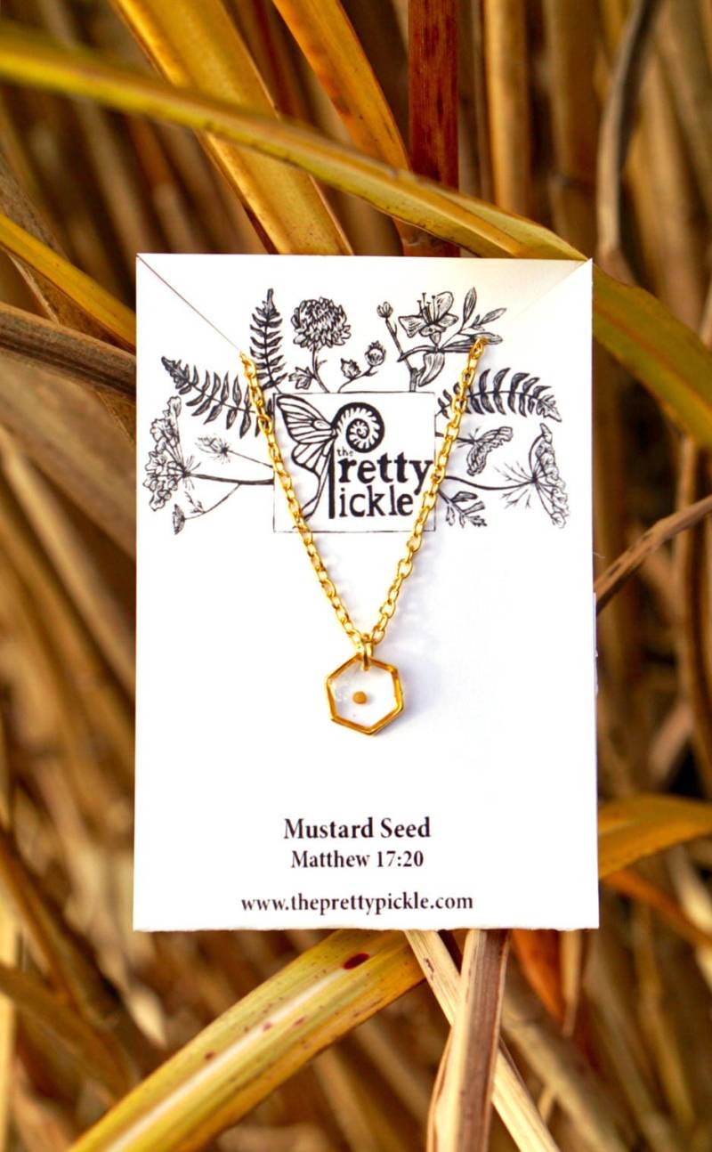 Sechseck Gold Überzogene Senf Samen Halskette, Kleine Zierliche Gold Anhänger, Echte Senfsamen, Harz Schmuck Sechseck Gold Überzogene Senf Samen Halskette, Kleine Zierliche Gold Anhänger, Echte Senfsamen, Harz Schmuck von PrettyPickle
