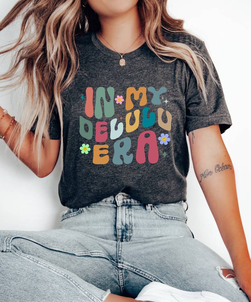 Funny Shirt in My Delulu Era Mom Bff Quotes Groovy Funky Retro T-Shirt Hippie Style von PrettyPrintyLilli