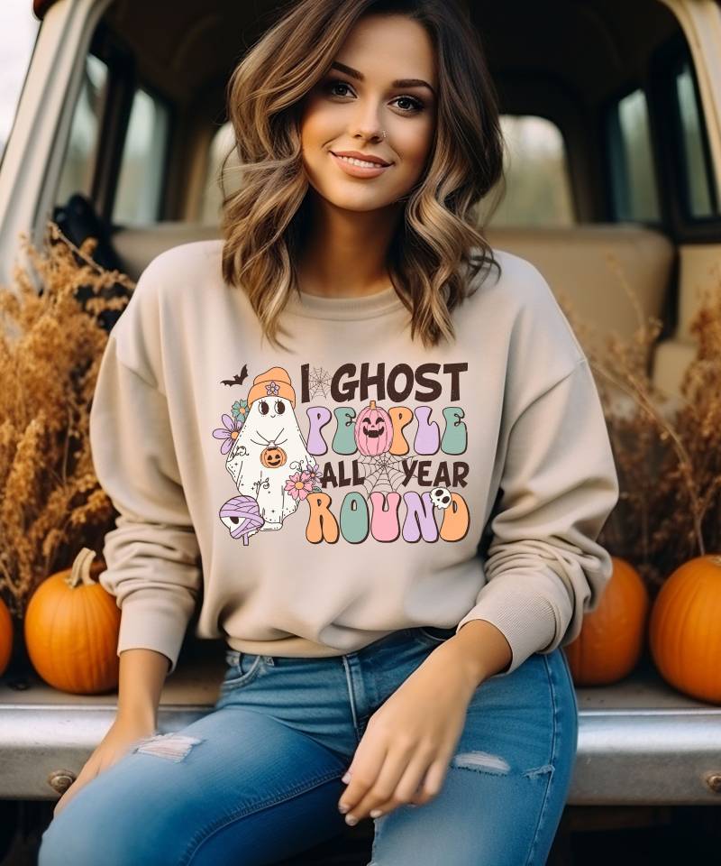 Halloween Sweatshirt Pulli Funny Sweater Season I Ghost People All Year Round Pumpkin Flower Retro Groovy Skull Witch Spider Bat von PrettyPrintyLilli