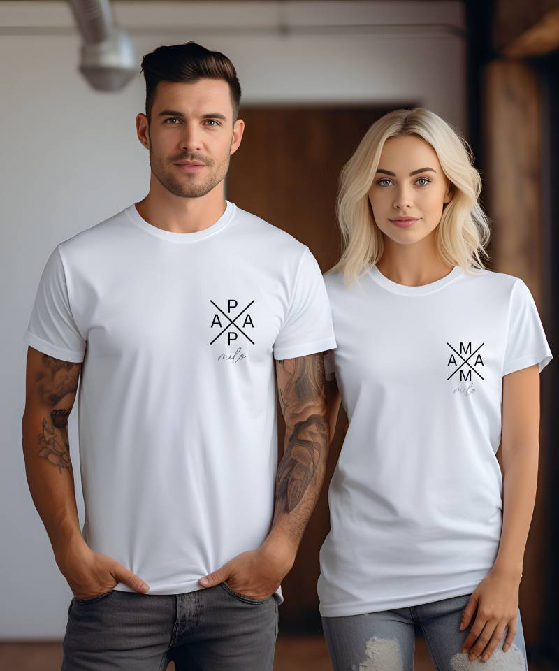 Mama Papa T-Shirt Personalisiert Mit Namen Matching Outfits Eltern Partnerlook Geschenk Geburt Mom & Dad Gift Basic Classic Chic Elegant von PrettyPrintyLilli