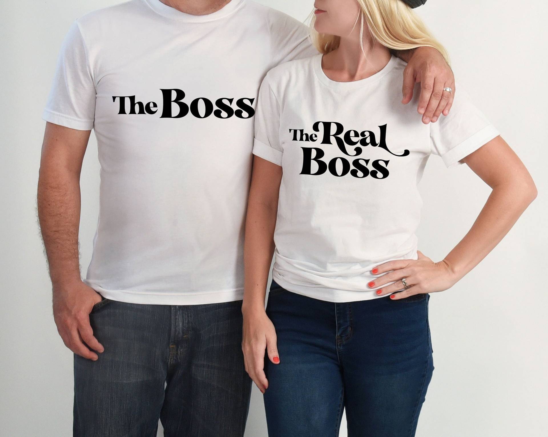 Mama Papa T-Shirt The Real Boss Matching Outfits Eltern Partnerlook Geschenk Geburt Mom & Dad Gift Basic Classic Chic Elegant Mama Papa T-Shirt The Real Boss Matching Outfits Eltern Partnerlook Geschenk Geburt Mom & Dad Gift Basic Classic Chic Elegant von PrettyPrintyLilli