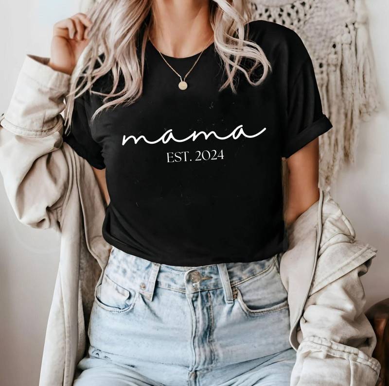 Mama T-Shirt Mom Shirt Basic Geschenkidee To Be Beste Geschenk Mamastyle Momlook Simply Chic Est. 2024 Personalisiert von PrettyPrintyLilli