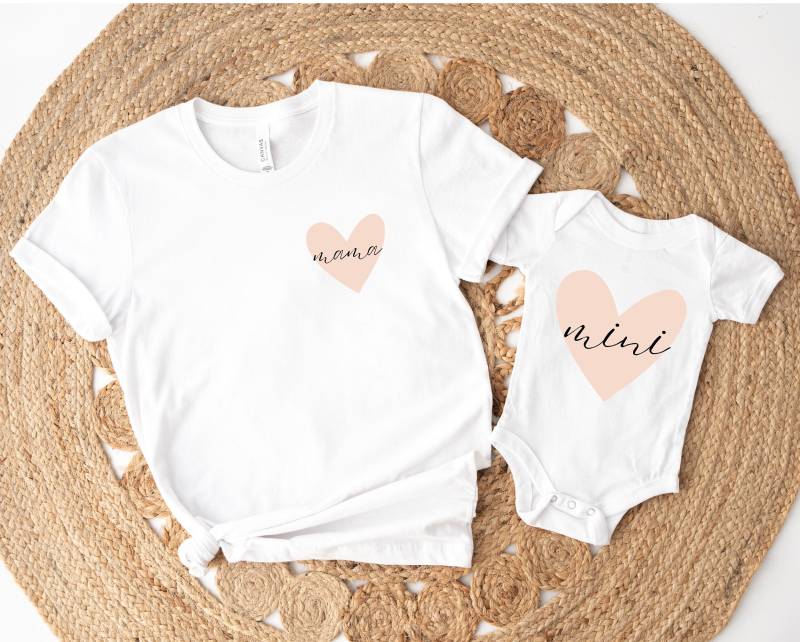 Mama Und Mini Tochter Baby Shirts Body Herz Family-Outfit Partnerlook Matching Outfits Geschenk Muttertag T-Shirts von PrettyPrintyLilli