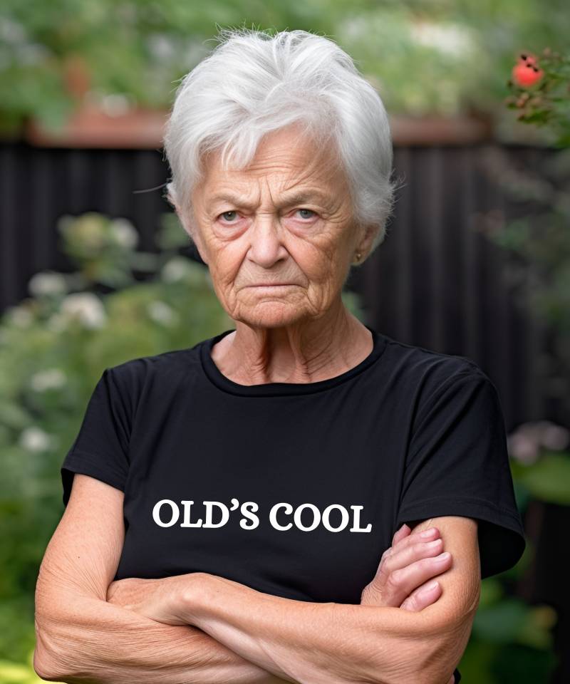 Old's Cool Shirt Oma Opa Basic T-Shirt Gift Geschenkidee Großmutter Granny Großvater Grandpa Grandma Geschenk Rente Beste Witzig Lustig von PrettyPrintyLilli