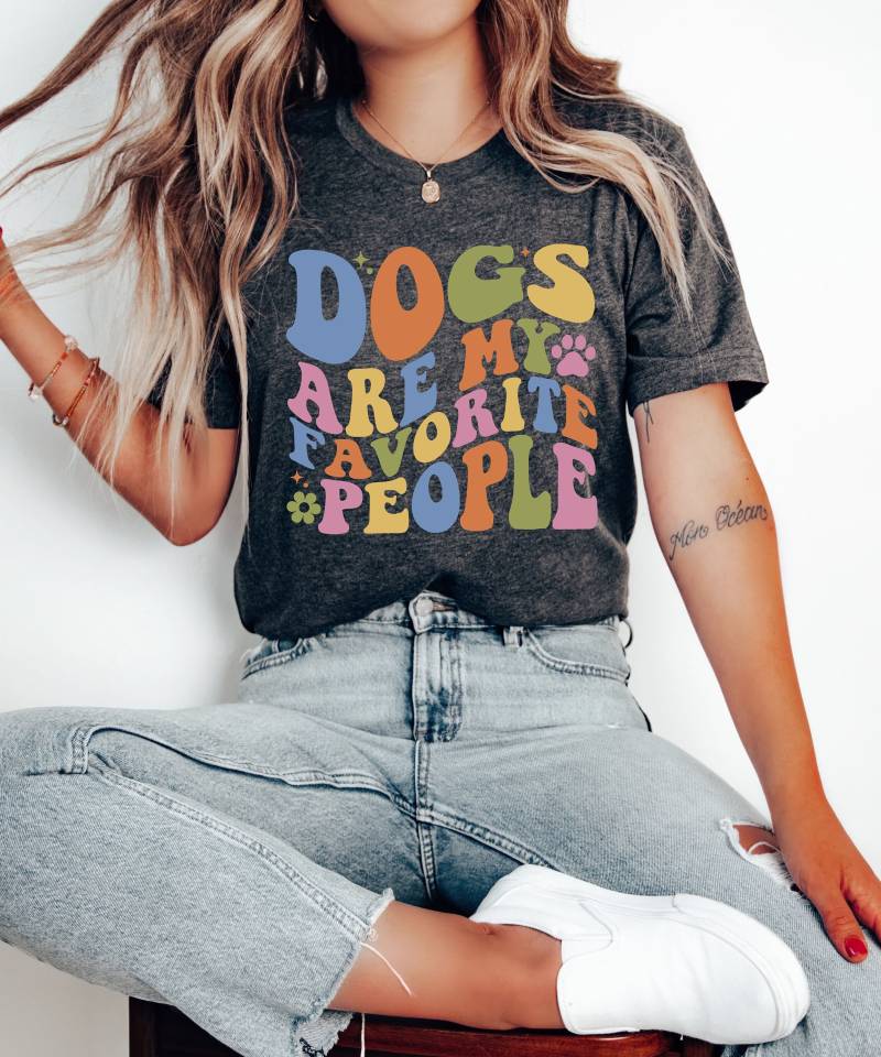 T-Shirt Dogs Are My Favorite People Dog Mom Hundeliebhaber Funny Shirt Pet Groovy Funky Outfit von PrettyPrintyLilli