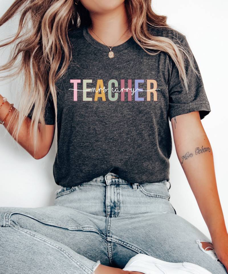 Teacher Shirt Personalisiert Lehrer Outfit Est.2024 Geschenk Life T-Shirt Grundschule Abschiedsgeschenk von PrettyPrintyLilli
