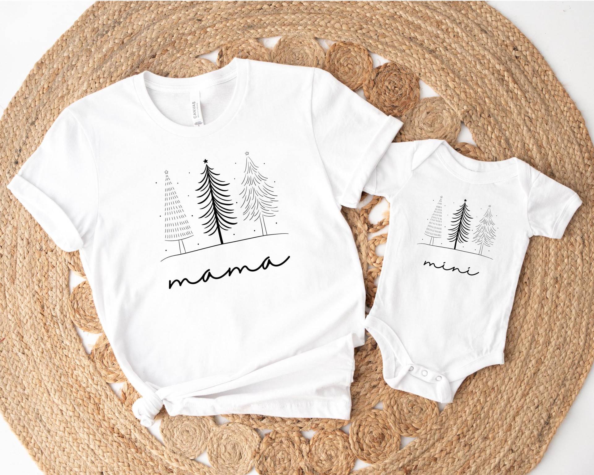 Weihnachten Mama Und Mini Tochter Baby T-Shirts Mom & Daughter Body Süßes Family-Outfit Partnerlook Christmas Tannenbaum Boho von PrettyPrintyLilli