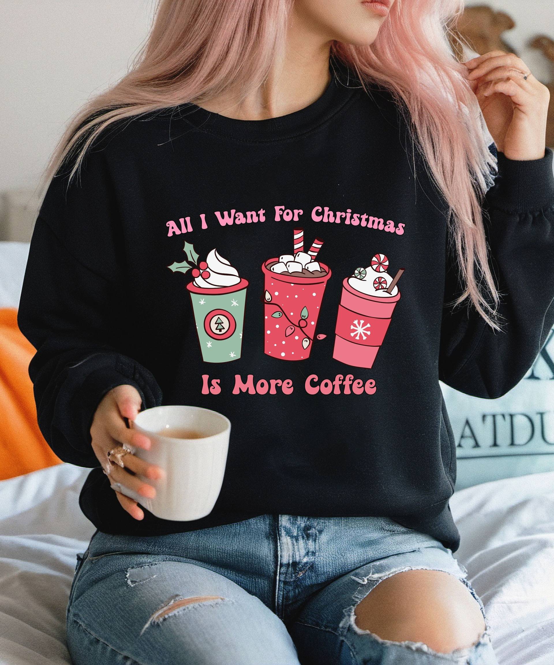 Weihnachten Winter Sweatshirt Pullover Pulli All I Want Fot Christmas Is Coffee Weihnachtsgeschenk Geschenkidee Retro Weihnachtsoutfit von PrettyPrintyLilli