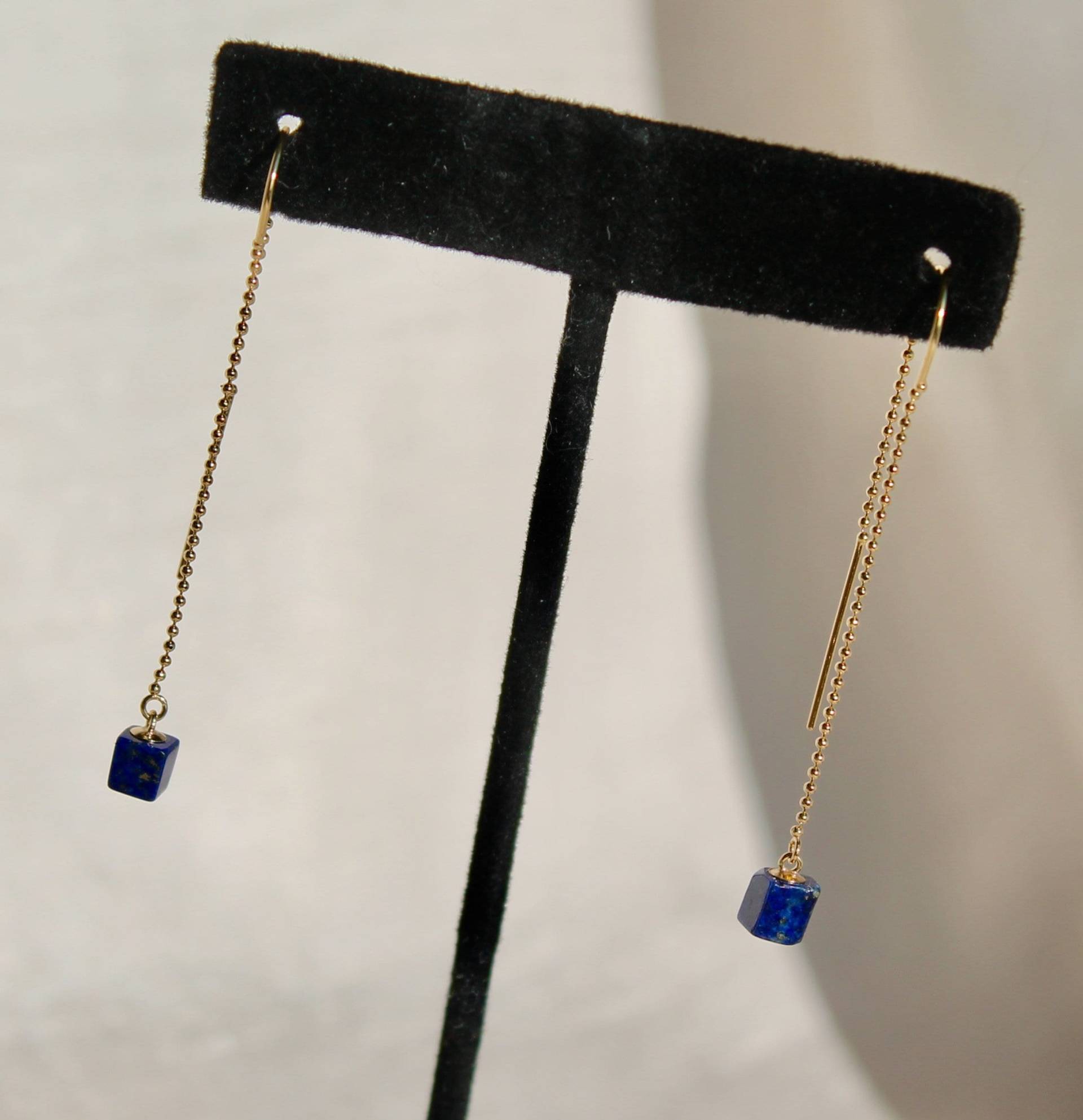14K Solid Gold Threader Ohrringe Mit Erstaunlichen Winzigen Würfeln Von Lapislazuli Edelsteinen 14K Solid Gold Threader Ohrringe Mit Erstaunlichen Winzigen Würfeln Von Lapislazuli Edelsteinen von PrettyShinyJewels