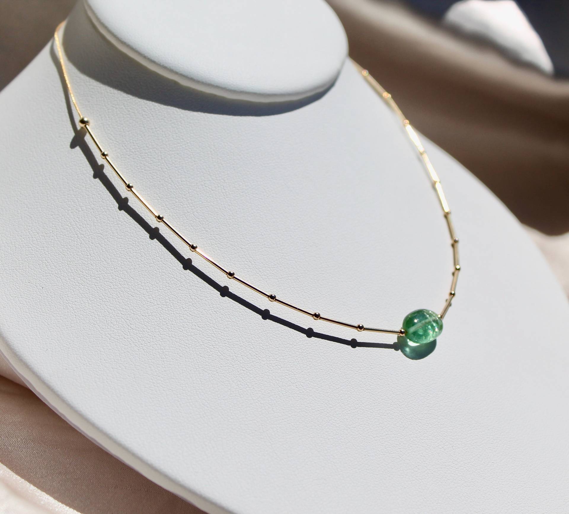 14K Gold Modernist Halskette Mit Wunderschönem Natürlichem Hellgrünem Turmalin Im Trend 14K Gold Modernist Halskette Mit Wunderschönem Natürlichem Hellgrünem Turmalin Im Trend von PrettyShinyJewels
