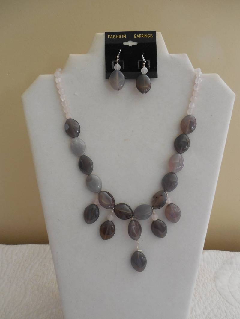 Grauen Achat Und Rosenquarz Statement Baumeln Drop Halskette Ohrringe Set Grauen Achat Und Rosenquarz Statement Baumeln Drop Halskette Ohrringe Set von PrettyThingsByDawn
