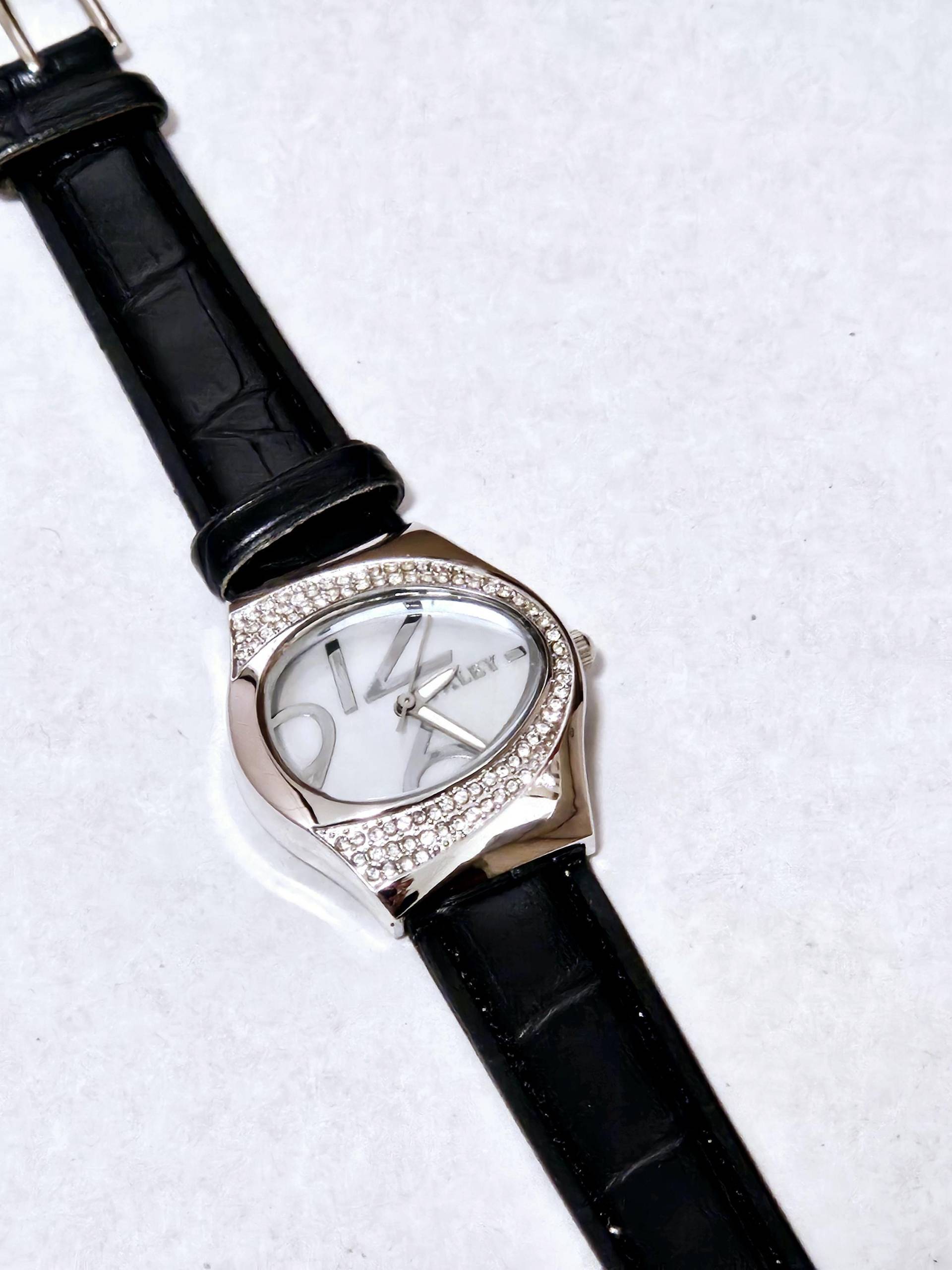 Frauen Mode Quarz Edelstahl Uhr Schwarz Farbe von PrettyWomenDesign