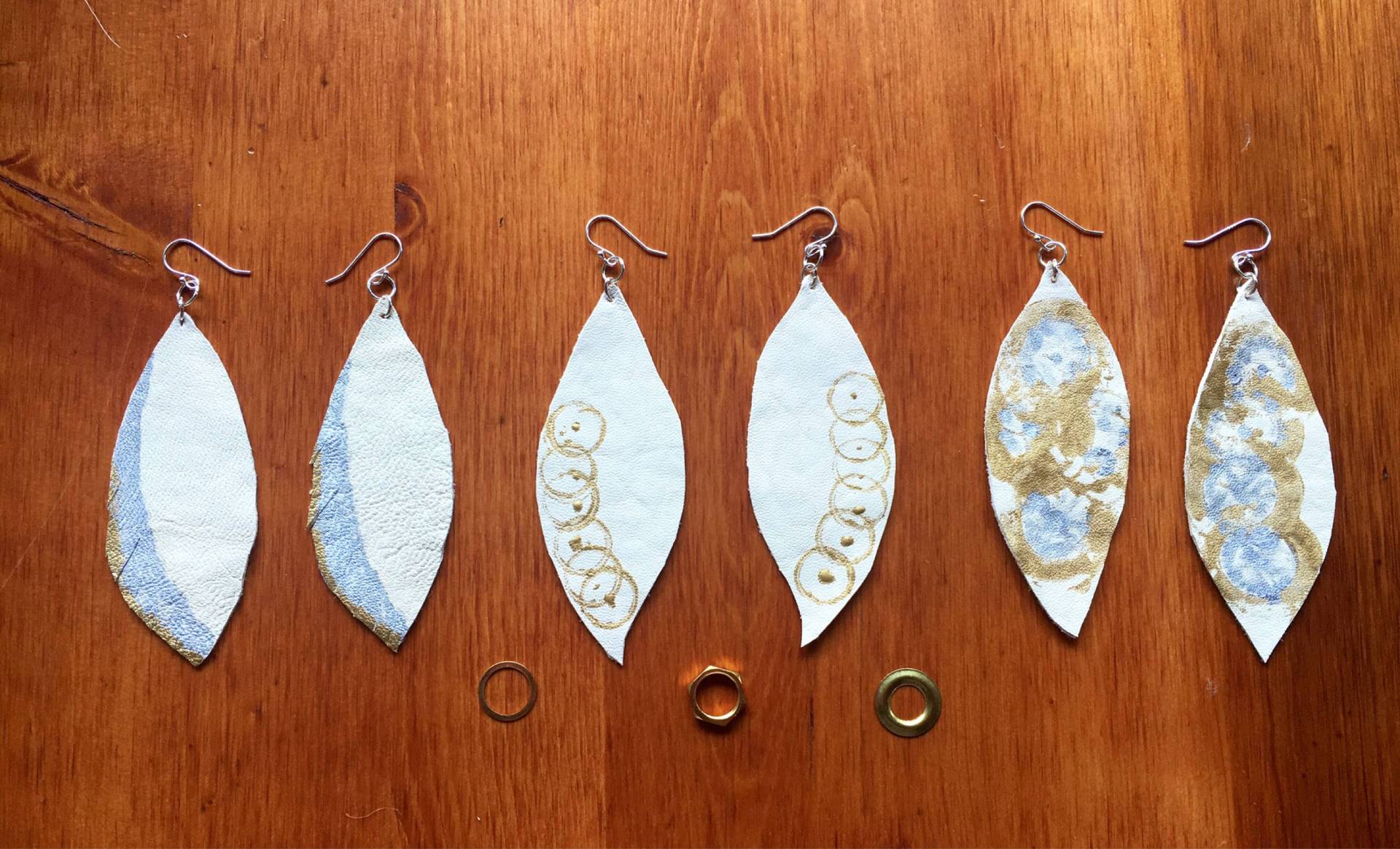 Blatt Form Creme Leder Ohrhänger Mit Gold Und Silber Farbe von PrettyhawkeDesign