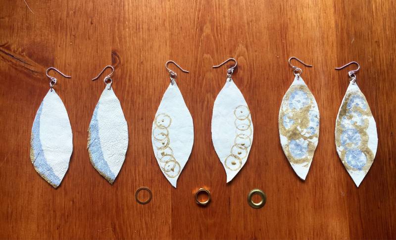 Blatt Form Creme Leder Ohrhänger Mit Gold Und Silber Farbe von PrettyhawkeDesign