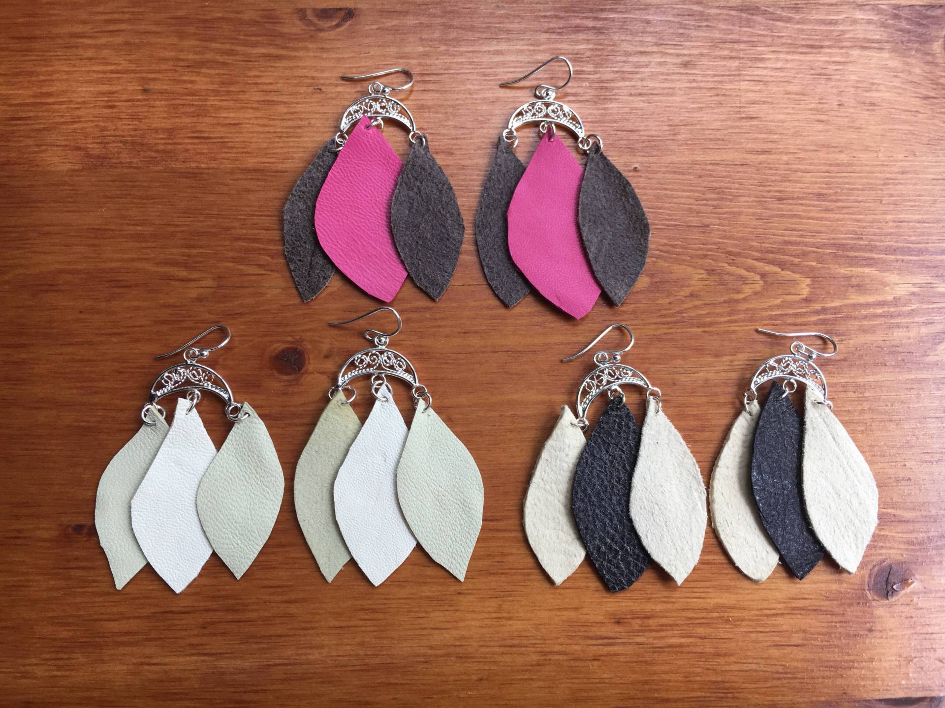 Chandelier Leder Ohrringe in Pink, Lime, Und Blau/Grau von PrettyhawkeDesign