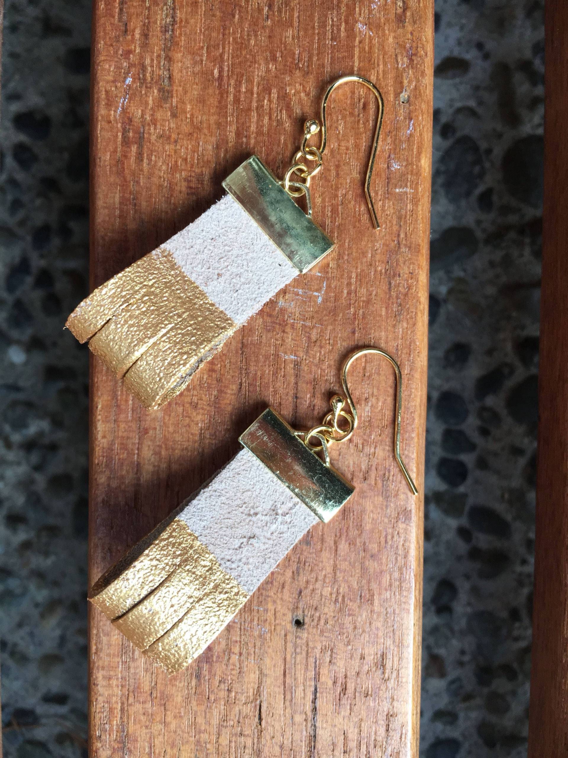 Goldene Leder Nuggets ~ Handbemalte Wildlederohrringe von PrettyhawkeDesign