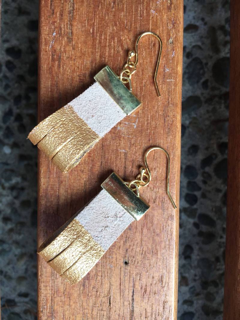 Goldene Leder Nuggets ~ Handbemalte Wildlederohrringe von PrettyhawkeDesign