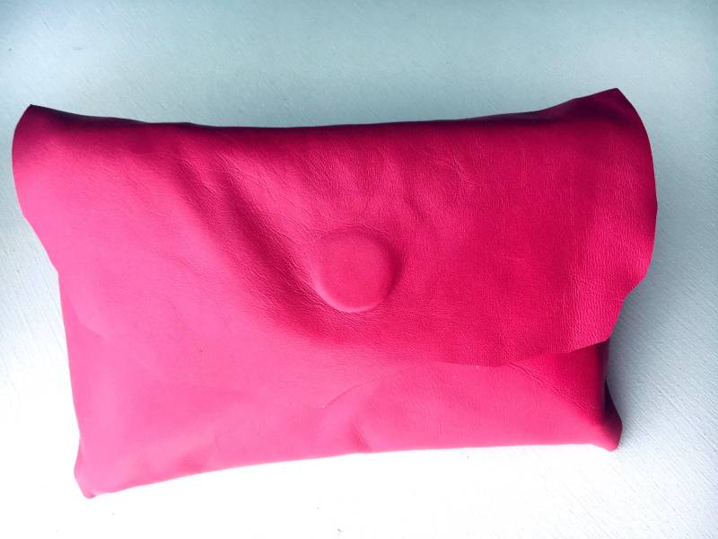 Pink Leder Clutch Mit Magnetverschluss von PrettyhawkeDesign