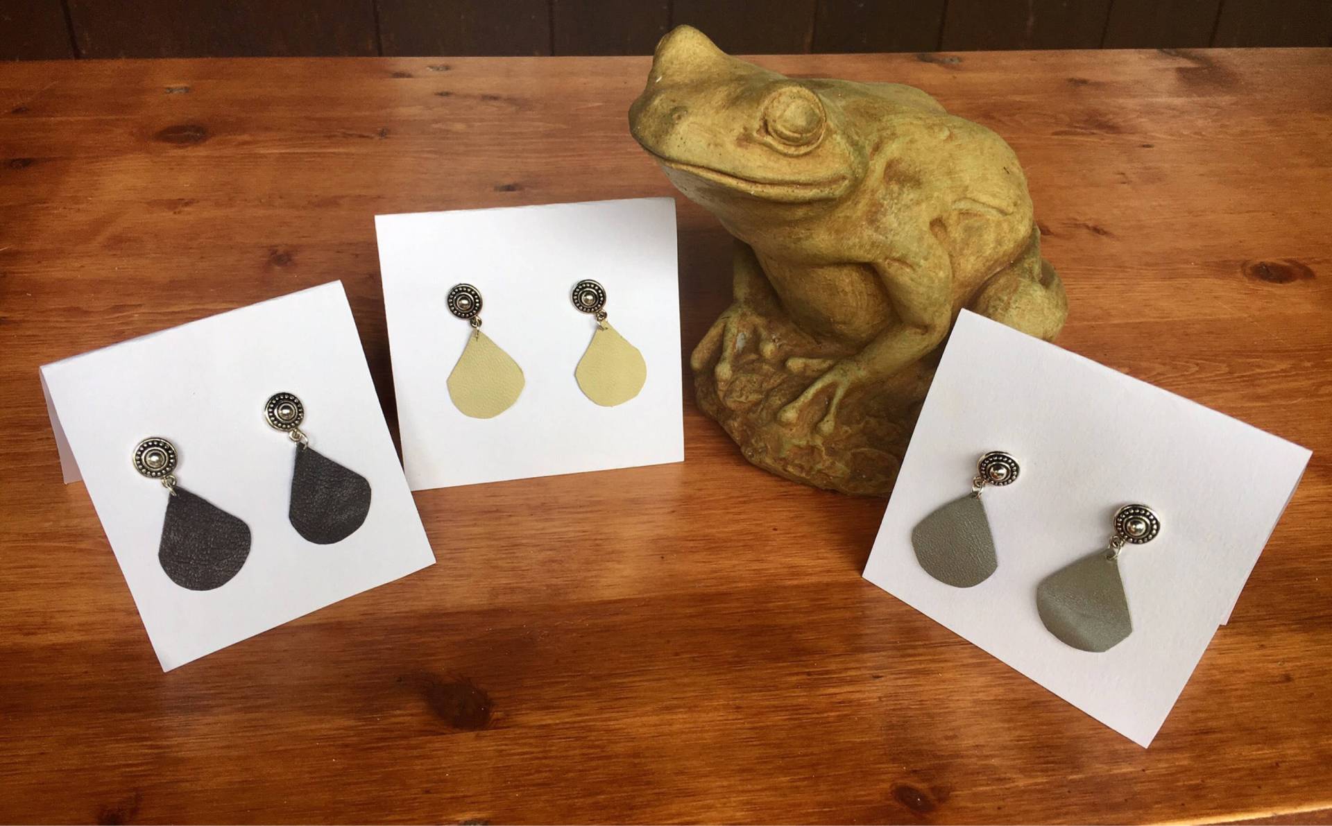 Schildjungfer Ohrstecker Mit Leder Tautropfen von PrettyhawkeDesign