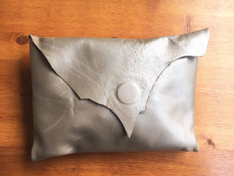 Silberne Lederclutch Mit Magnetverschluss, Abend - Oder Tageshandtasche, Elegant Lässig von PrettyhawkeDesign