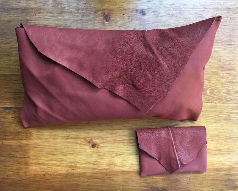 Süße Rote Clutch Aus Anthrazitfarbenem Lammleder Mit Spiegel Und Kartenfach von PrettyhawkeDesign
