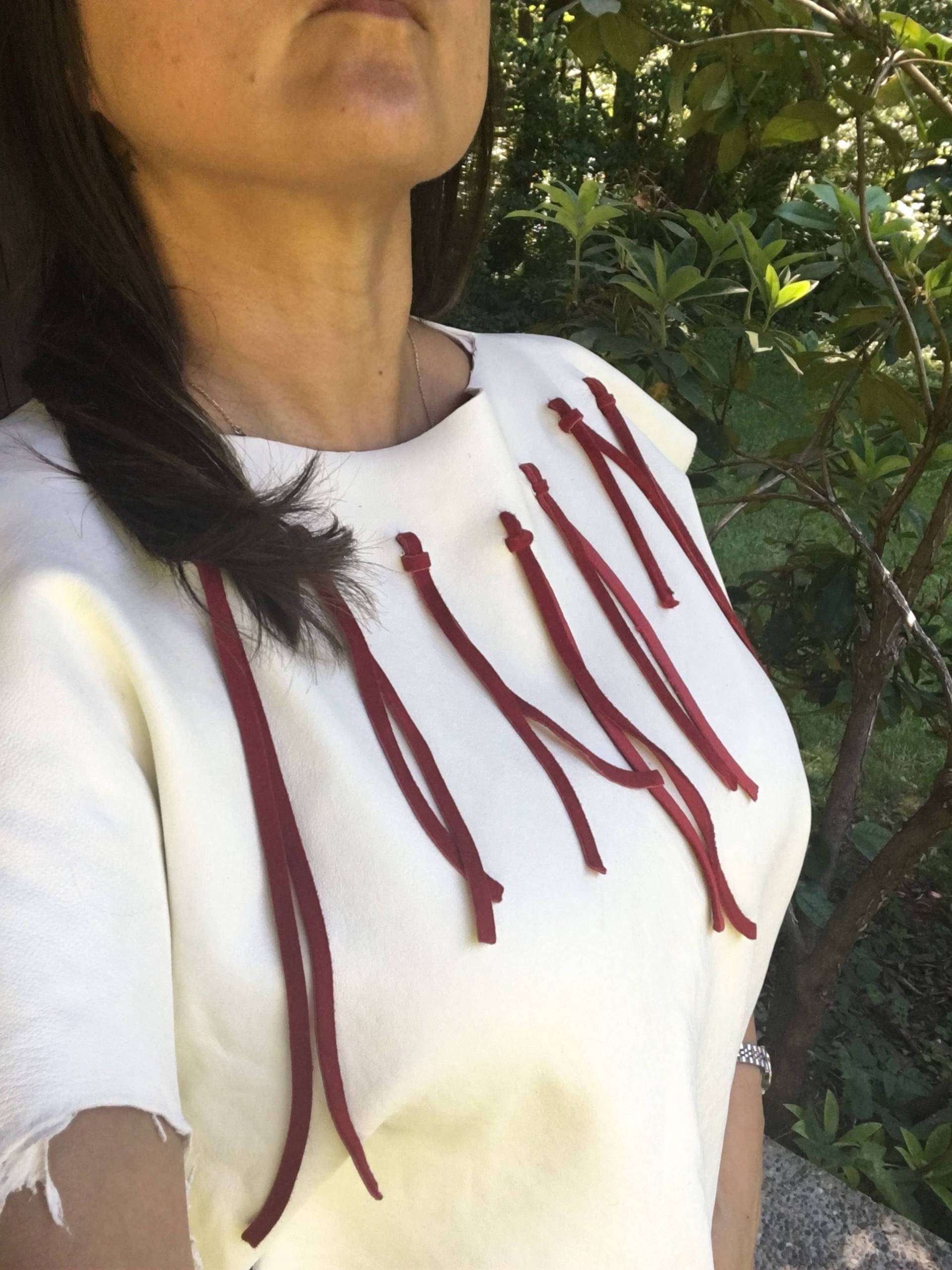 Weiße Hirschhaut, Rotes Fransen-Shirt, Schal, Zeremonielles Kleid, Pow Wow, Western, Ureinwohner Amerikas von PrettyhawkeDesign