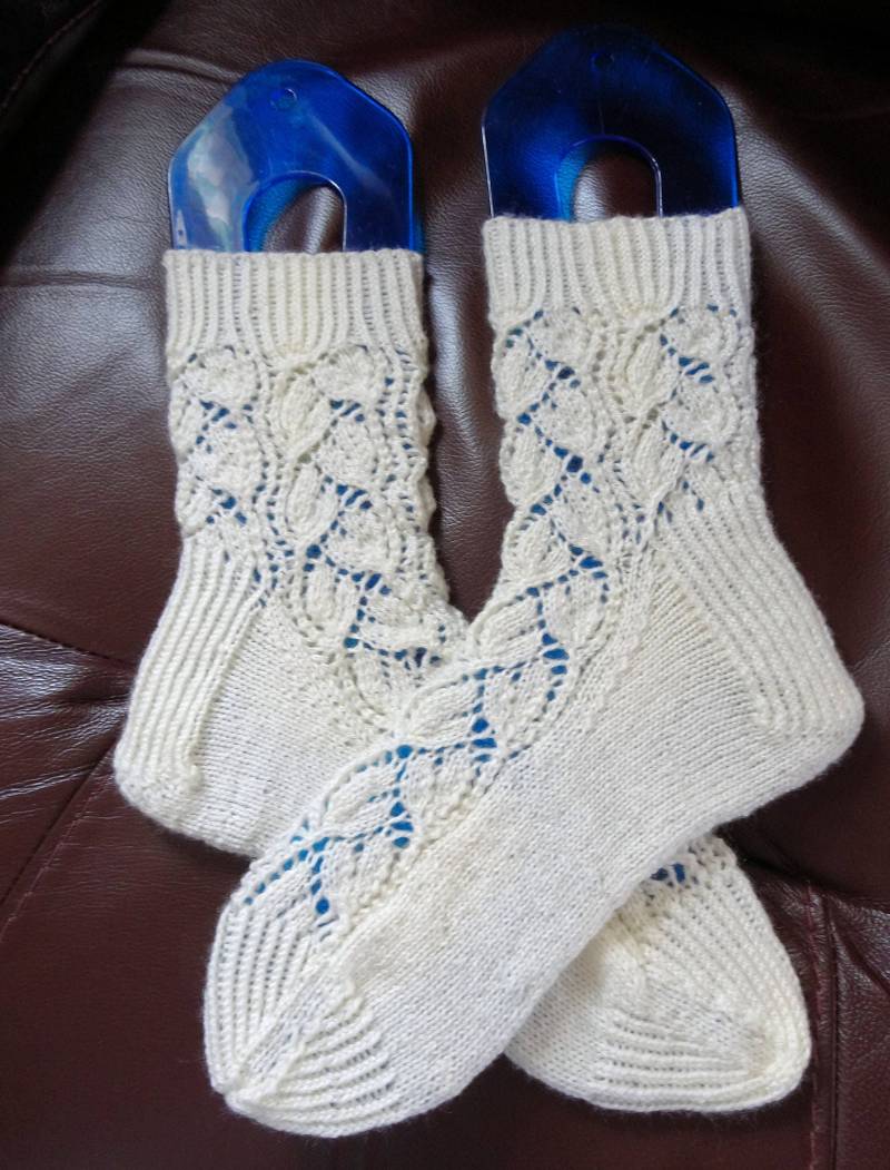 Blätter in Spitze Damensocken von PrettyknitsByPauline