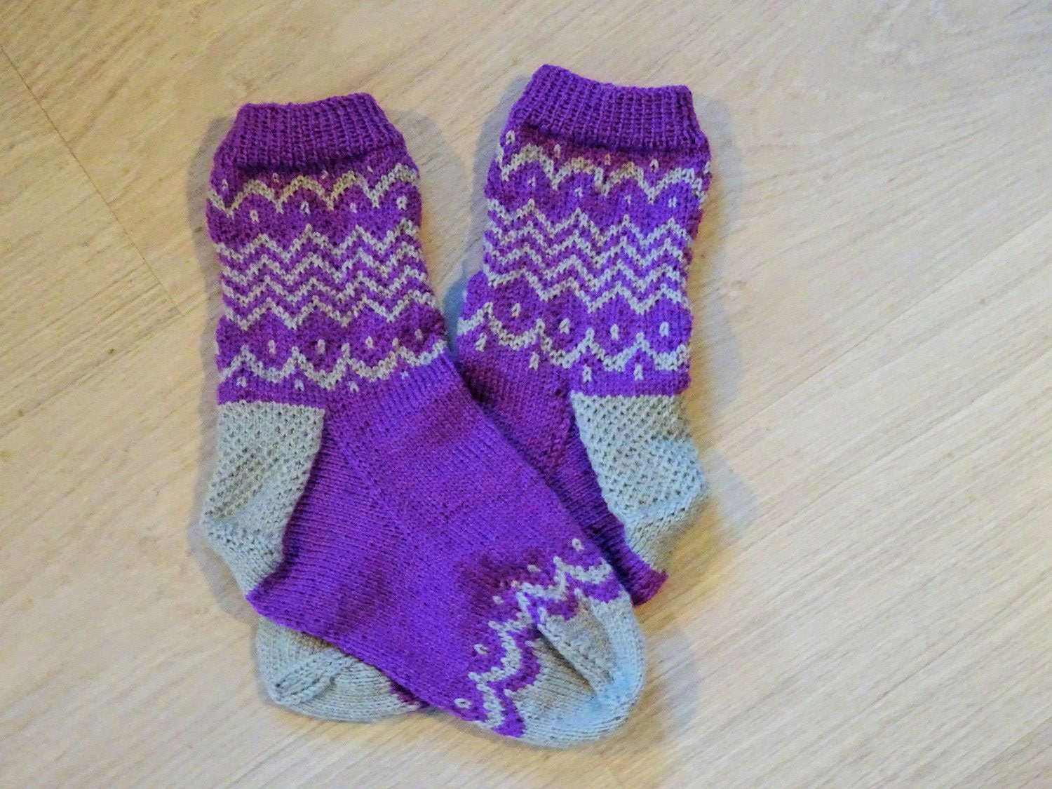 Damen Lila Und Grau Gemusterte Socken Damen Lila Und Grau Gemusterte Socken von PrettyknitsByPauline