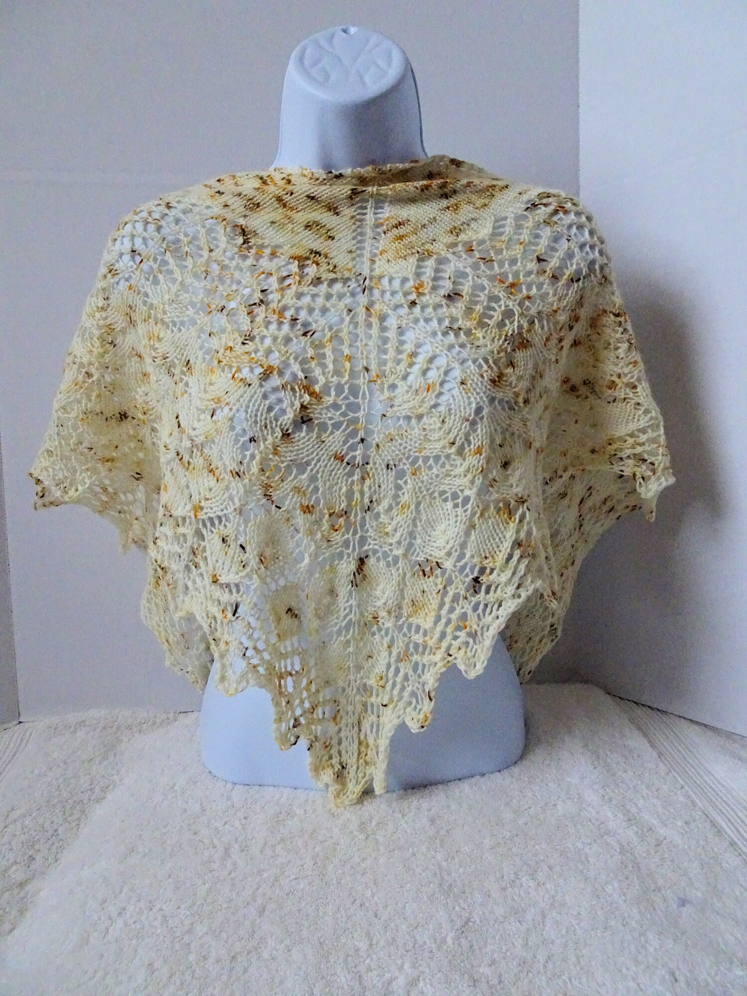 Die Schattierungen Der Sommerlichen Spitzen-Shawlette Die Schattierungen Der Sommerlichen Spitzen-Shawlette von PrettyknitsByPauline