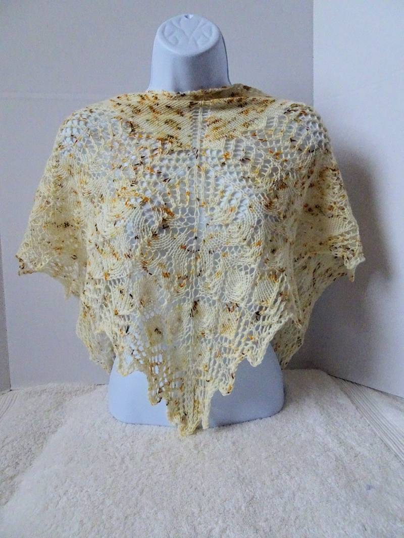 Die Schattierungen Der Sommerlichen Spitzen-Shawlette von PrettyknitsByPauline