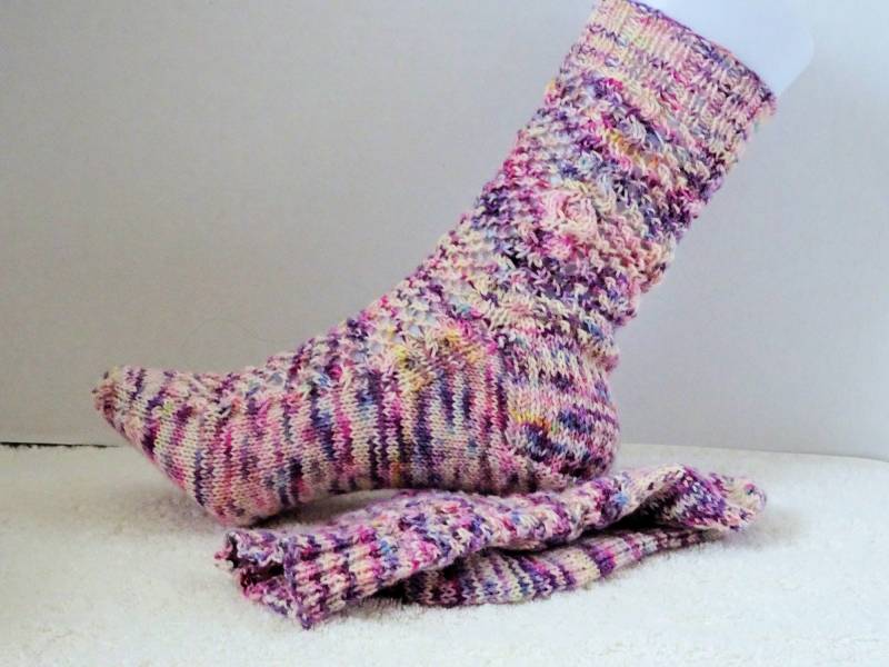 Fruchtige Damen Spitzen Arbeit Socken von PrettyknitsByPauline