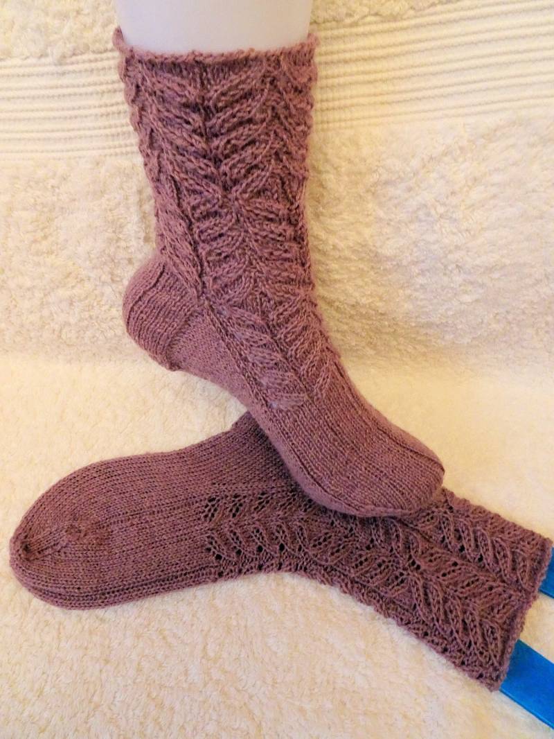 Hübsch in Lila Damen Socken Mit Gespielter Kabel-Design von PrettyknitsByPauline