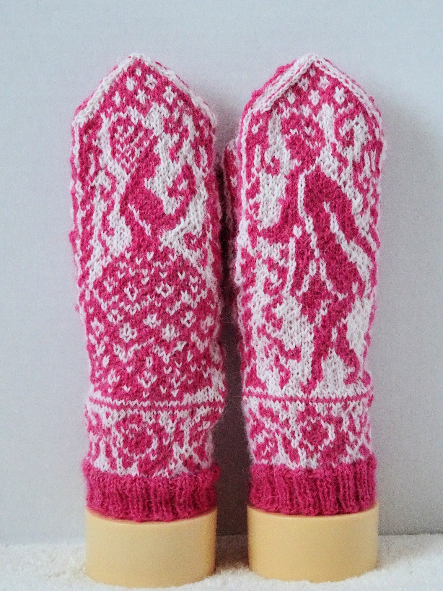 Ladies "Liebhaber Stelldichein' Handschuhe in Cerise Und Weiß Ladies "Liebhaber Stelldichein' Handschuhe in Cerise Und Weiß von PrettyknitsByPauline
