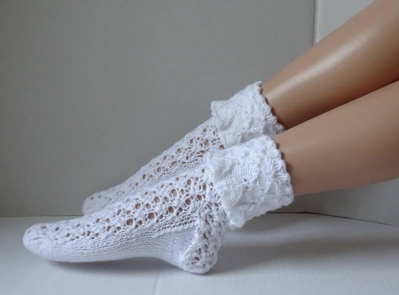 Lovely in Lace Handarbeit Lochmuster Damen Weiße Söckchen von PrettyknitsByPauline