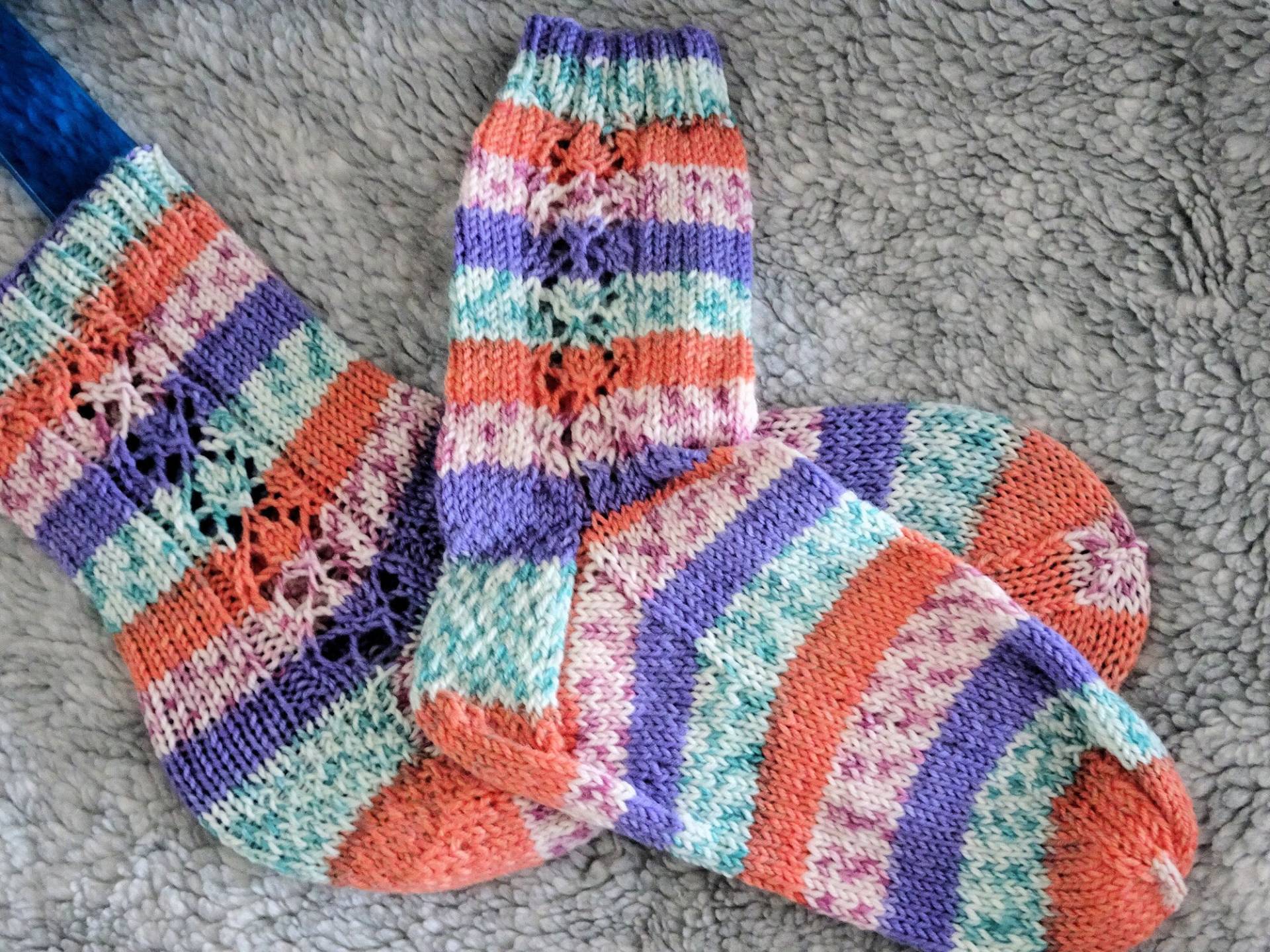 stripey Gemusterte Handgemachte Socken Für Kleine Füße Ein Pastell-Ein Fett stripey Gemusterte Handgemachte Socken Für Kleine Füße Ein Pastell-Ein Fett von PrettyknitsByPauline