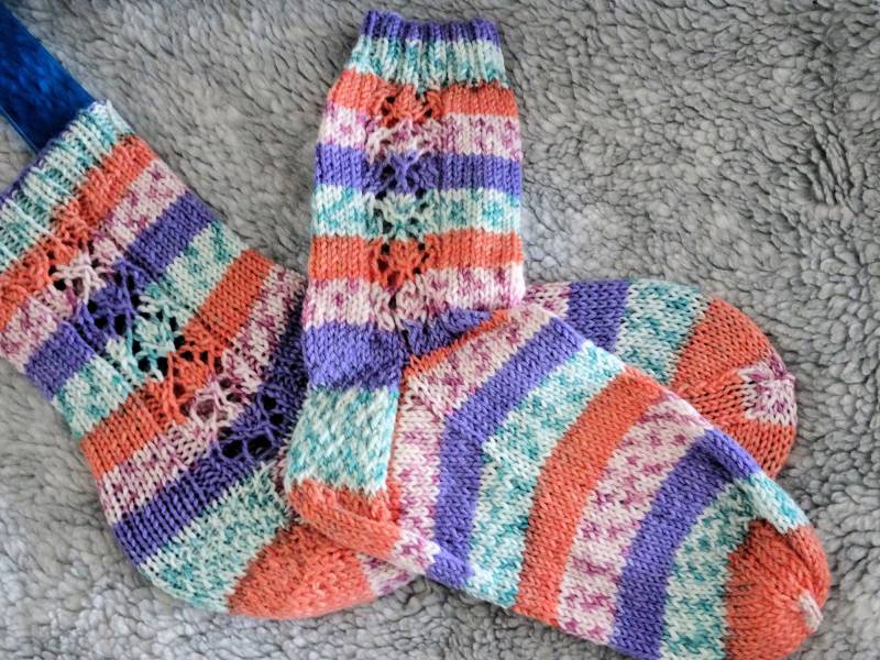 stripey Gemusterte Handgemachte Socken Für Kleine Füße Ein Pastell-Ein Fett von PrettyknitsByPauline