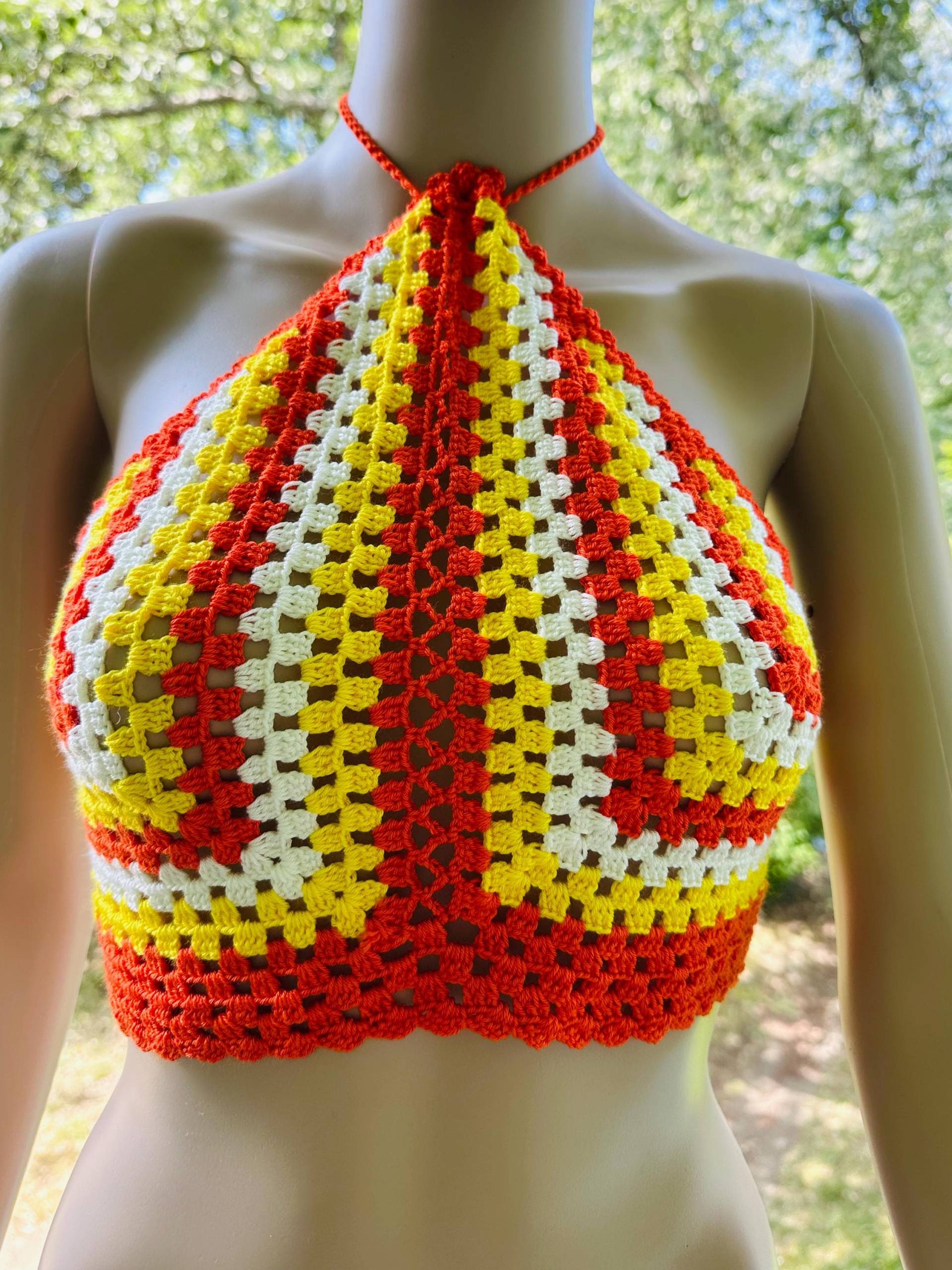 Größe S/M Handgefertigtes Häkeltop Im Oma-Quadrat Strandtop Sommertop Trendy Hot Top Mit Dreiecksausschnitt von Prettyquicklyy